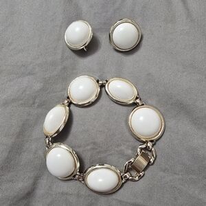Elegant White and Gold Jewelry Set